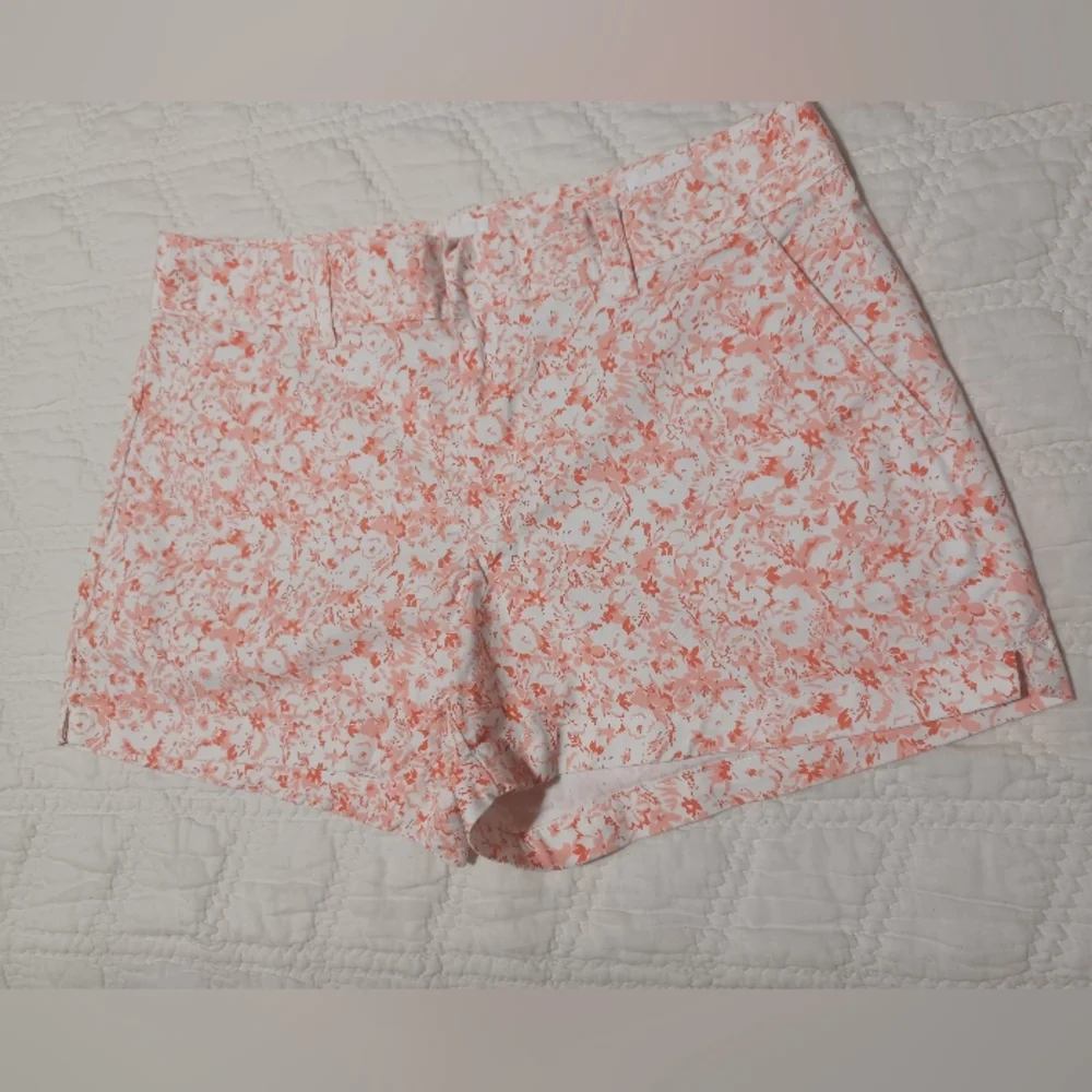Summer - GAP City Short Floral- White and Coral - Picture 1 of 4